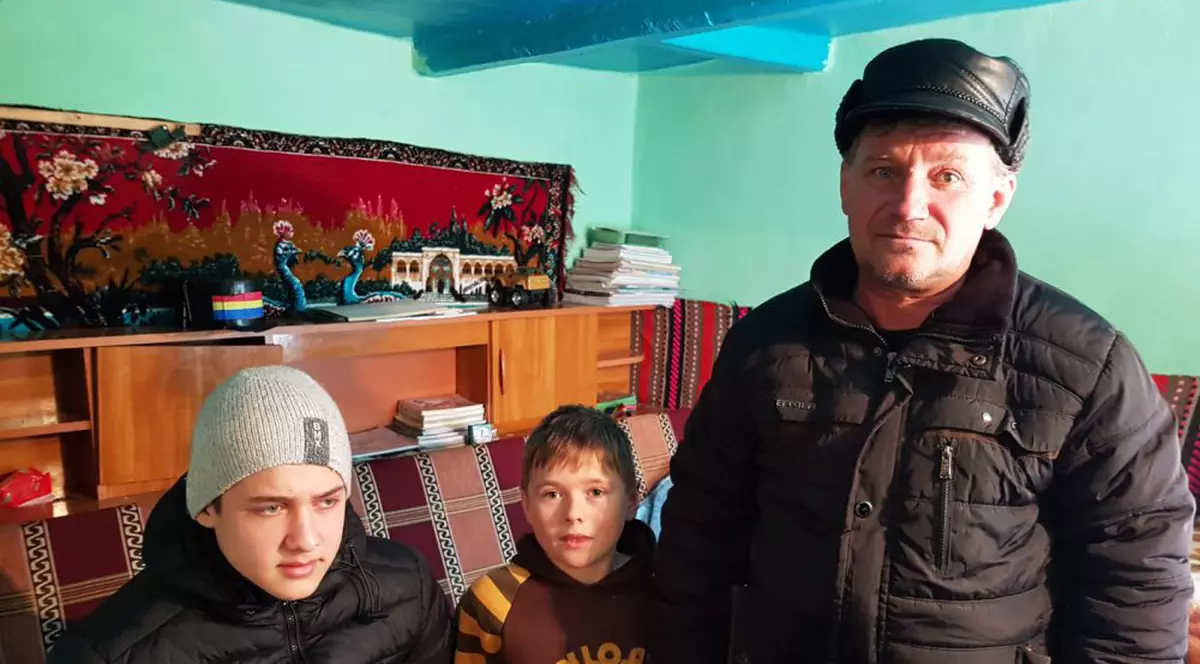 Lecția de voință a doi copii părăsiți de mamă pentru trei țigări