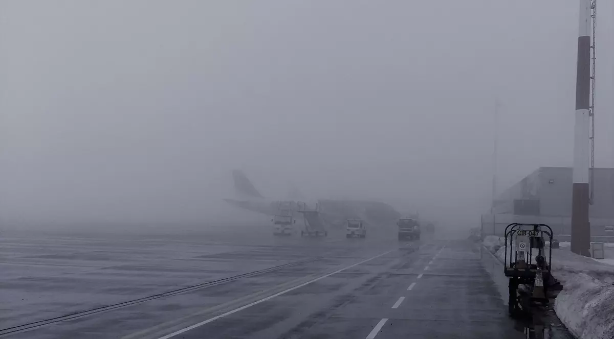 Aeroportul Iași este blocat din cauza ceții. Sfaturile adresate călătorilor
