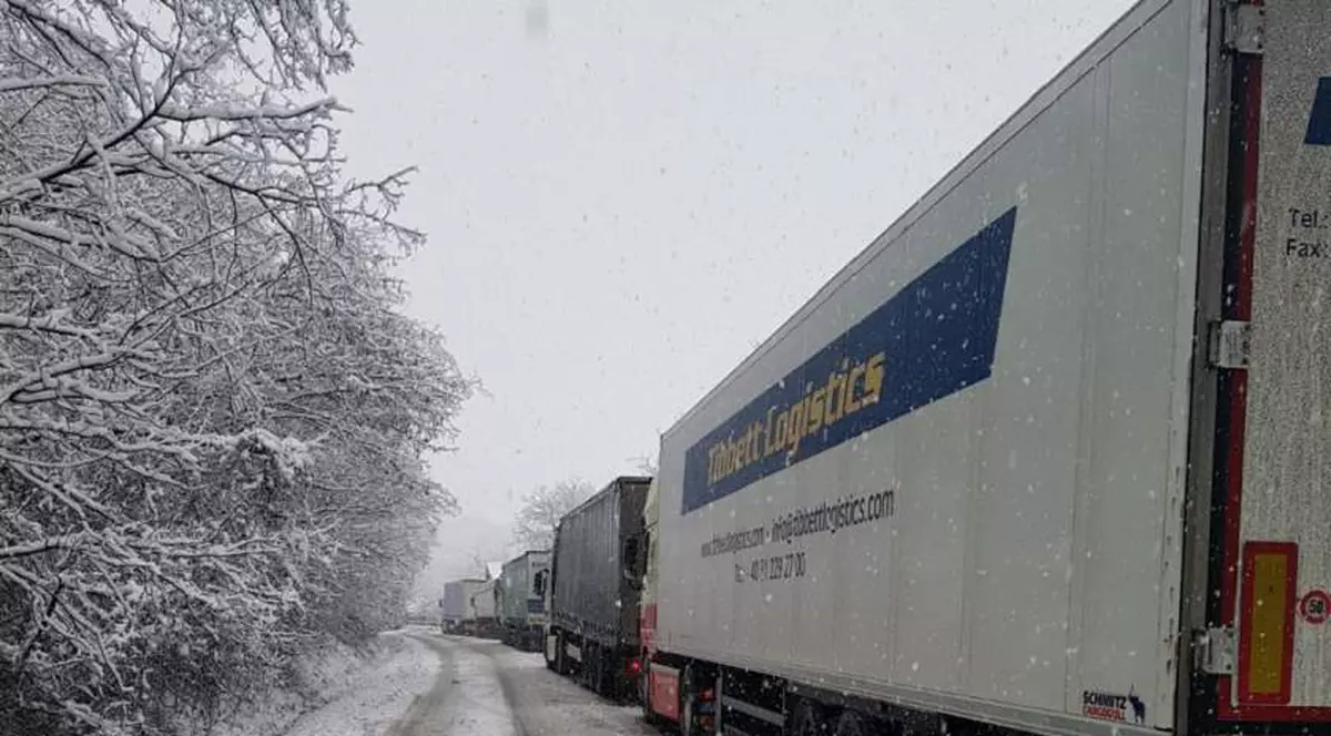 Zeci de camioane sunt blocate pe DN14 din cauza zăpezii