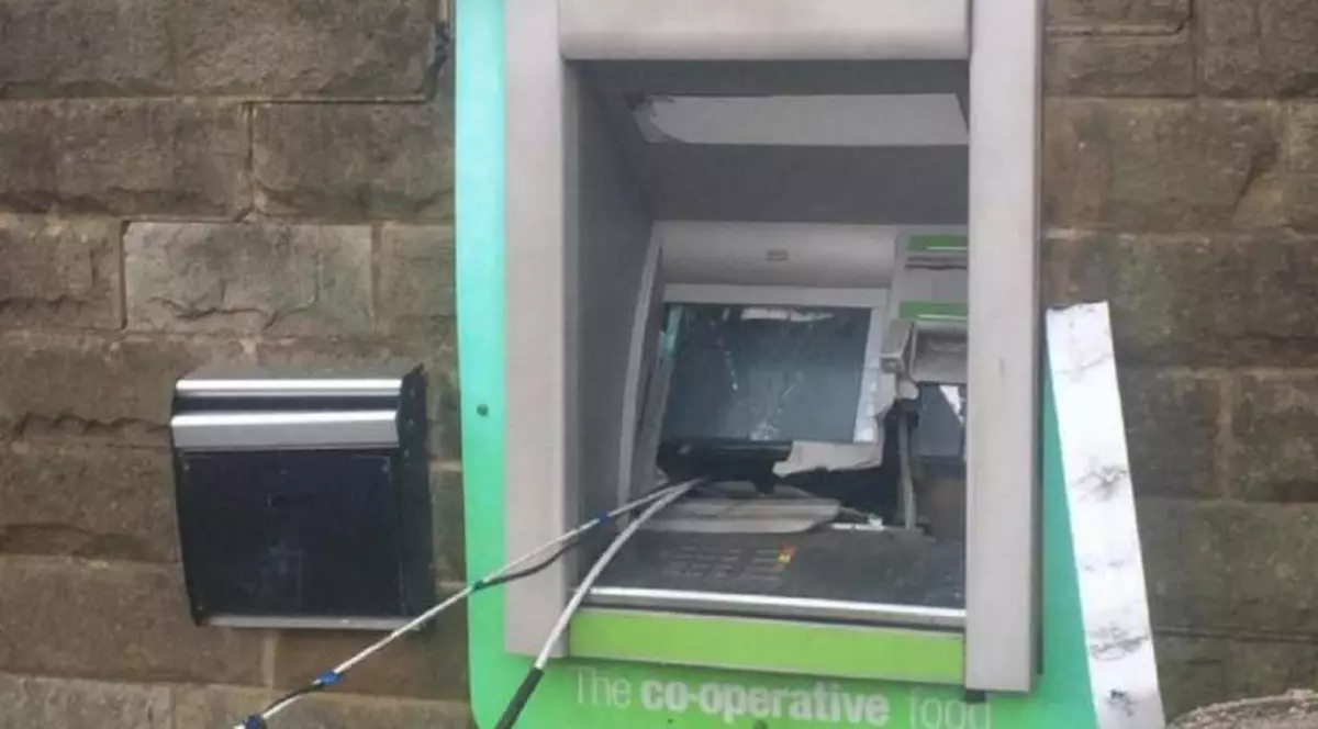 Doi români au aruncat în aer un bancomat la Londra!