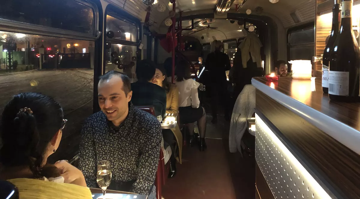 Nouă cupluri au avut parte, de Dragobete, de o plimbare romantică la ceas de seară pe străzile Timișoarei cu singurul tramvai restaurant din România