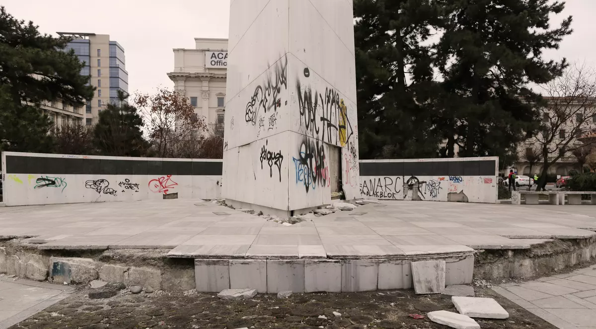 O palmă dată istoriei. La 30 de ani de la Revoluţie, monumentul din centrul Bucureştiului dedicat eliberării de comunism e în paragină