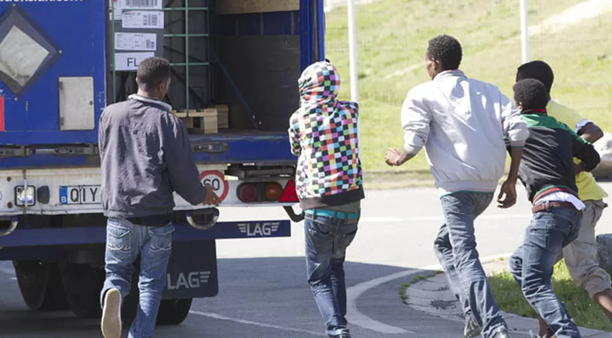 Nouă imigranți au urcat clandestin într-un tir condus de un român. Ei au sunat la poliție și s-au deconspirat, dintr-un motiv halucinant