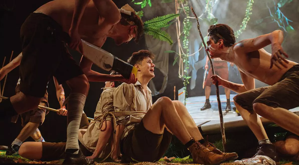 CRONICĂ DE TEATRU. "Împăratul muștelor", o piesă crudă ca războiul și monștrii săi