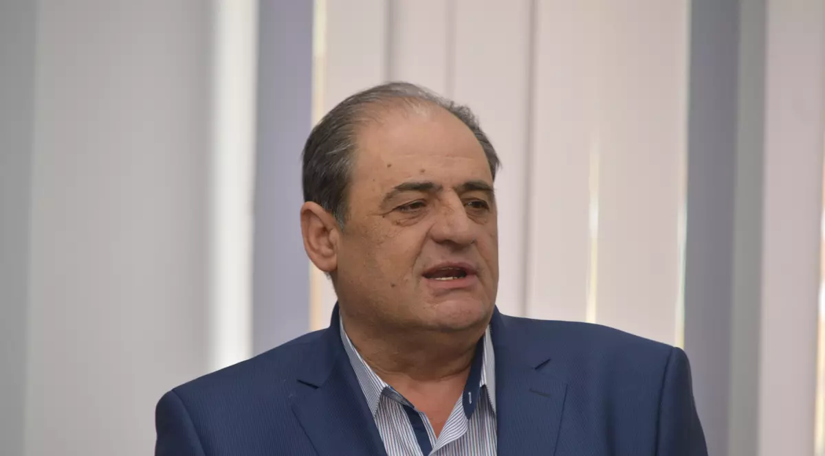 Primar obligat de instanță să plătească 3.000 de euro unei consiliere pe care a jignit-o profund