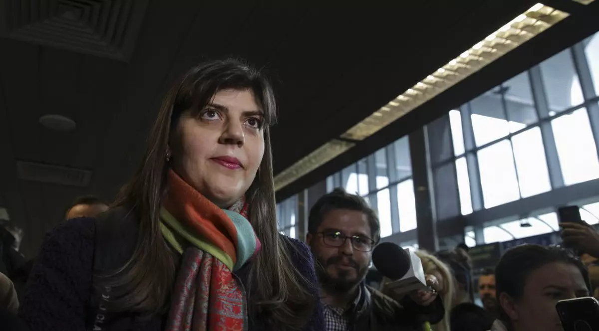 Laura Codruța Kovesi, întâmpinată cu flori la întoarcerea în țară