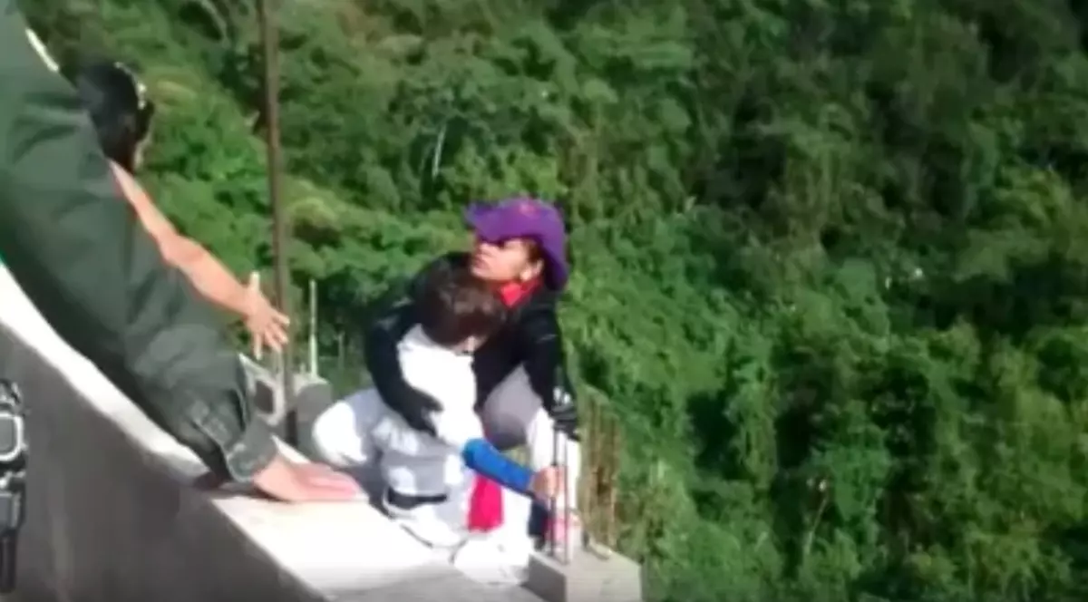O sinucidere șocantă: o mamă s-a aruncat în gol împreună cu fiul ei! Polițiștii au început să plângă