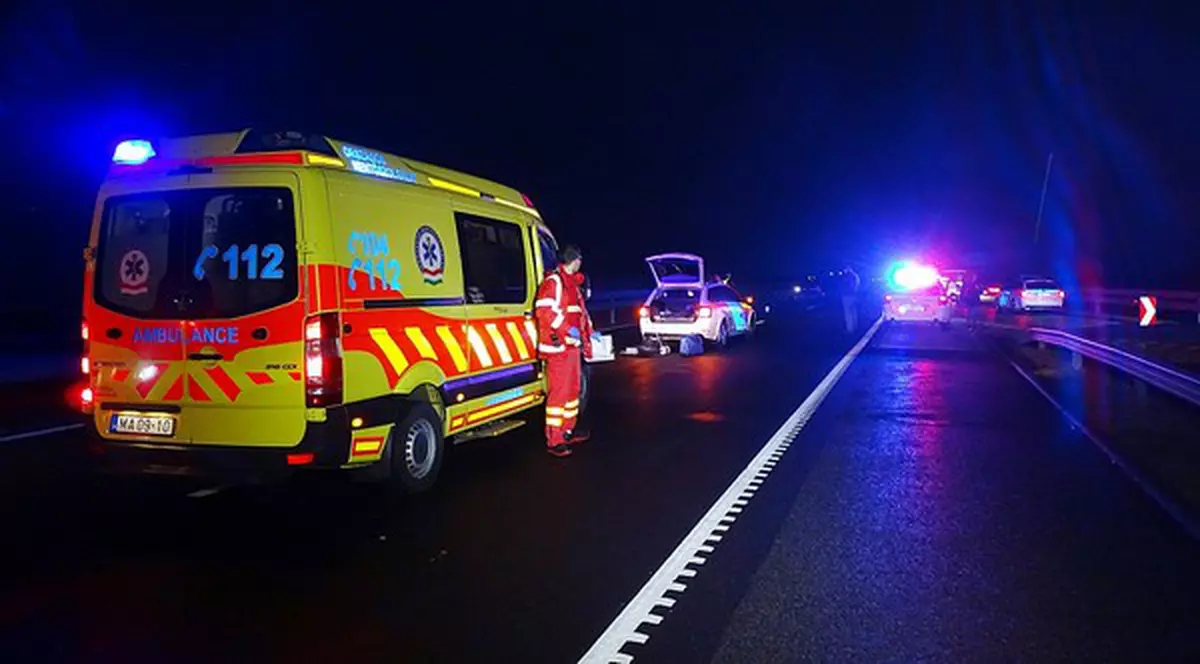 Un șofer ungur în vârstă de 85 de ani a intrat pe contrasens pe autostradă și a lovit în plin o mașină condusă de un român. Conaționalul nostru e în comă