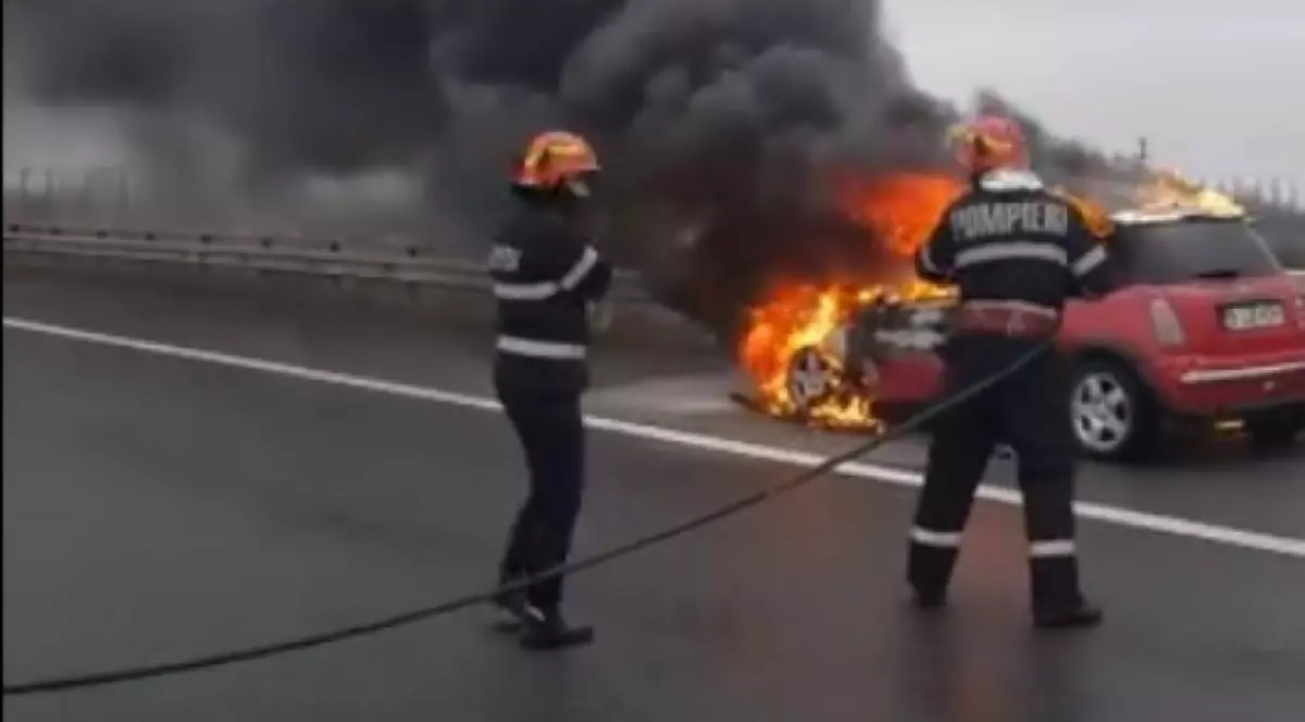 O mașină a ars ca o torță pe Autostrada București - Ploiești