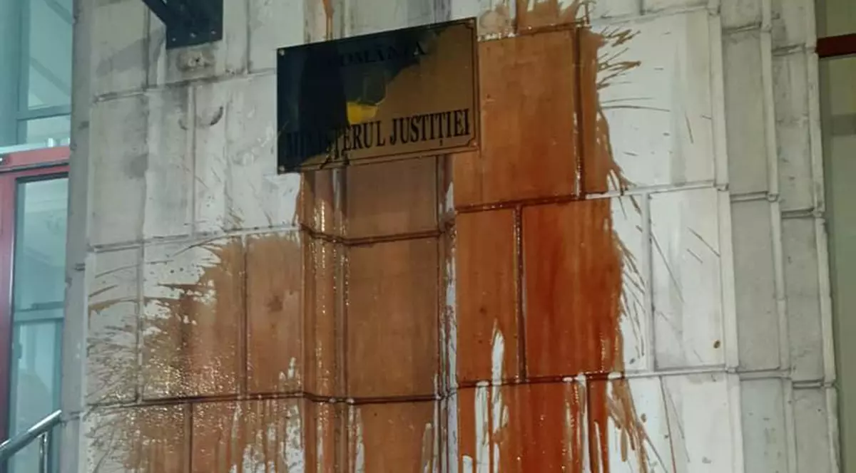 Reacția Ministerului Justiției după ce sediul instituției a fost vandalizat de protestatari