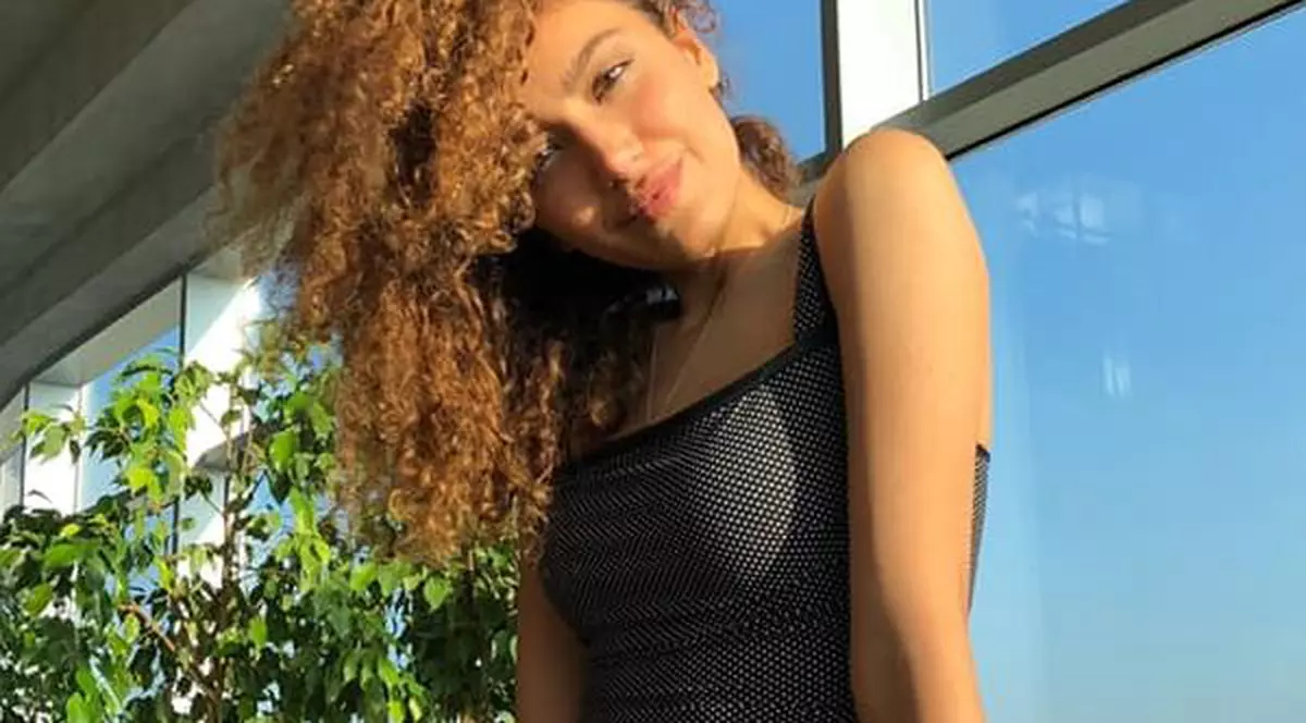 O tânără de 23 de ani și-a vândut virginitatea pentru 2 milioane de lire sterline pentru a-și face mama mândră