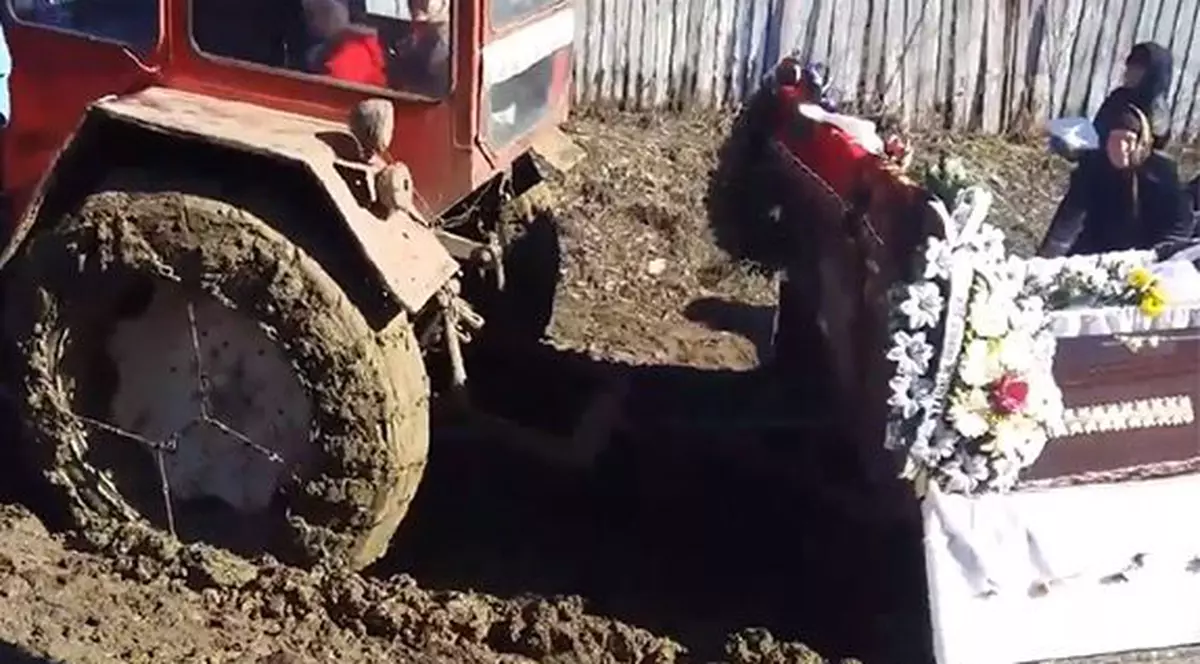 Înmormântare în noroi, la Vaslui. Tractorul care trăgea mortul a rămas în mijlocul uliței
