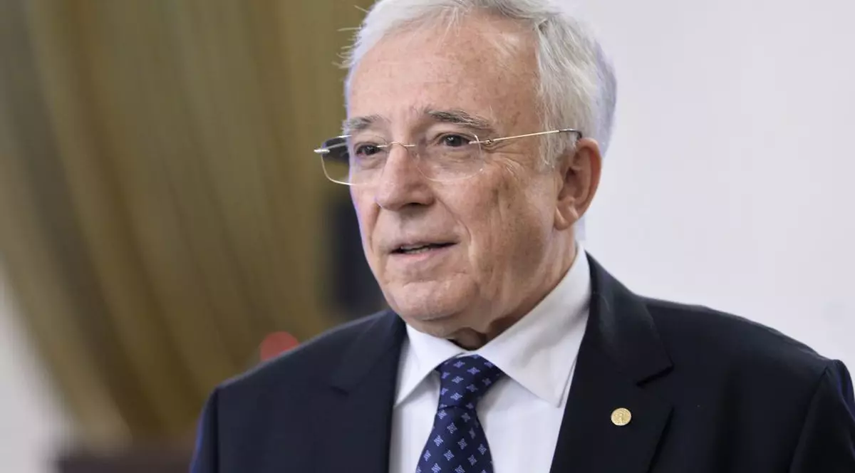 Mugur Isărescu, audiat în Senat