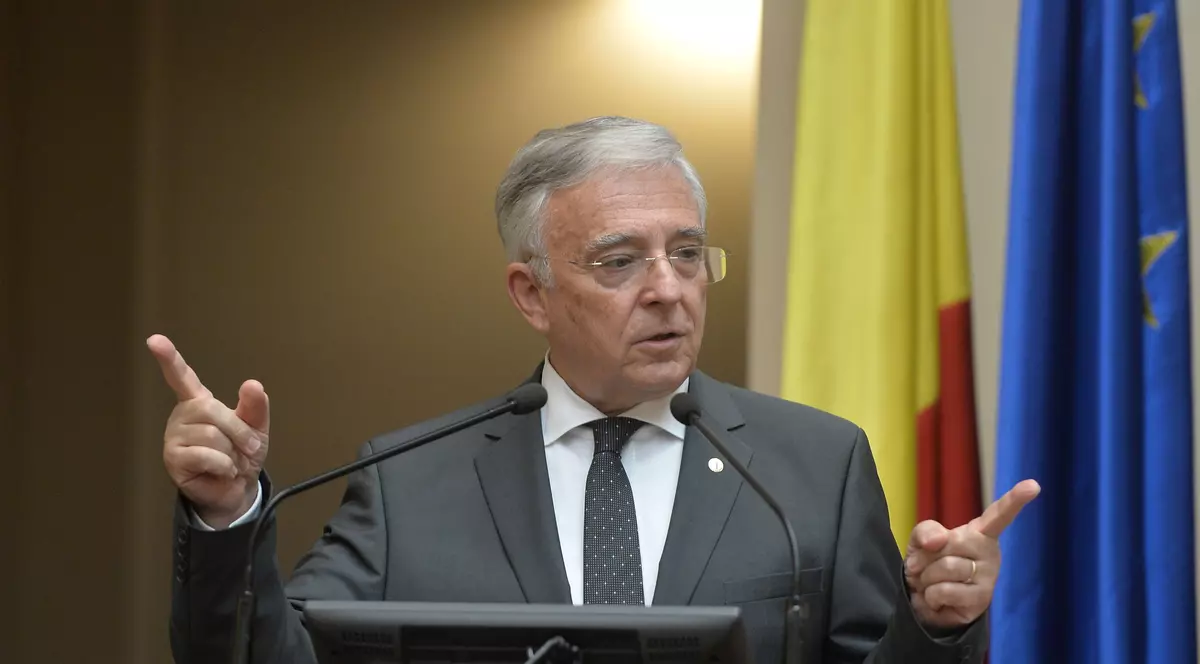 Isărescu: Nu suntem nici în prăpastie, nici pe marginea ei, dar cea mai mare parte a creșterii este pe consum. Isărescu gesticulând la un pupitru, în timpul unui discurs