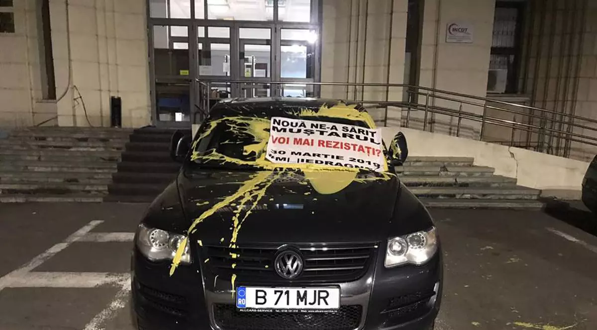 Au aruncat cu muștar pe mașina lui Tudorel Toader: "Nouă ne-a sărit muștarul! Voi mai rezistați?"