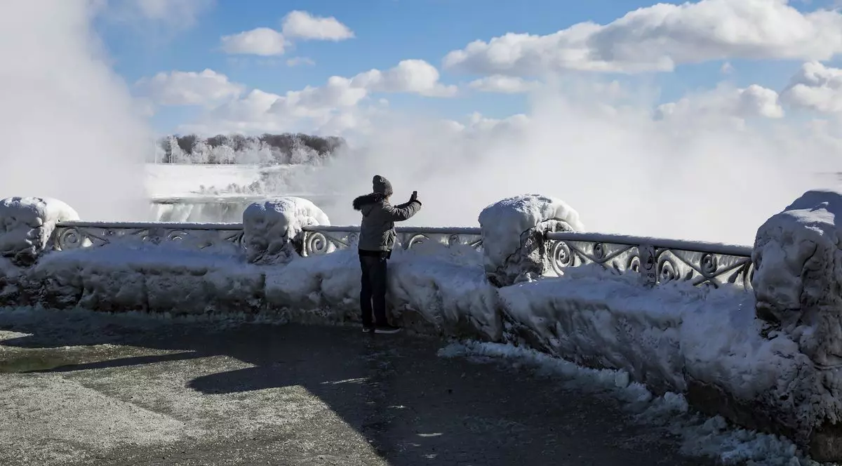 Imagini fabuloase cu Niagara înghețată. Turiștii își fac selfie printre ghețuri