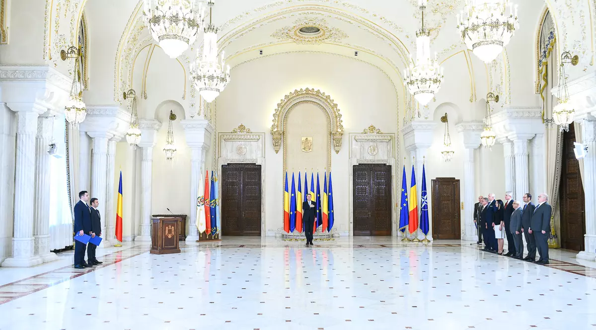 FOTO | Noii miniștri de la Dezvoltare și Transporturi au depus jurământul de învestitură. Preşedintele Iohannis, nicio declaraţie în cadrul ceremoniei
