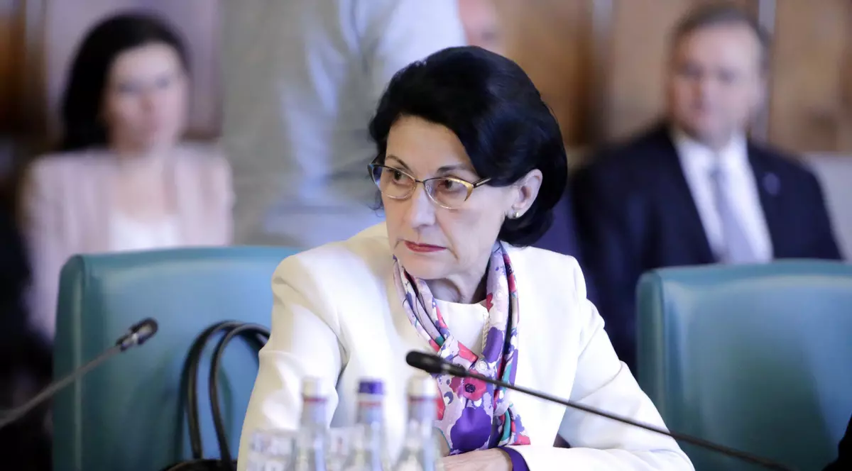 Miniştrii Ecaterina Andronescu şi Marius Budăi, chemaţi să dea explicaţii în Parlament, pe tema copiilor cu cerinţe speciale din învăţământ