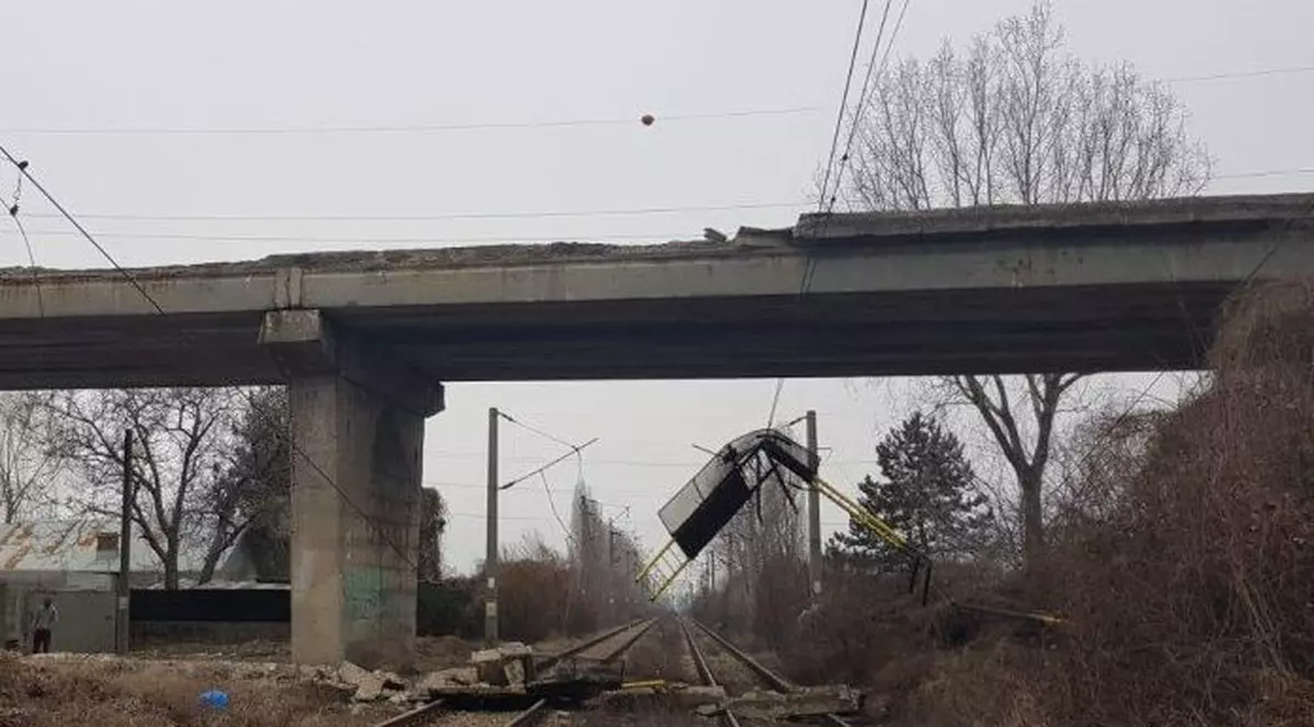 Podul de pe Centura de Est a Ploieștiului s-a prăbușit peste calea ferată