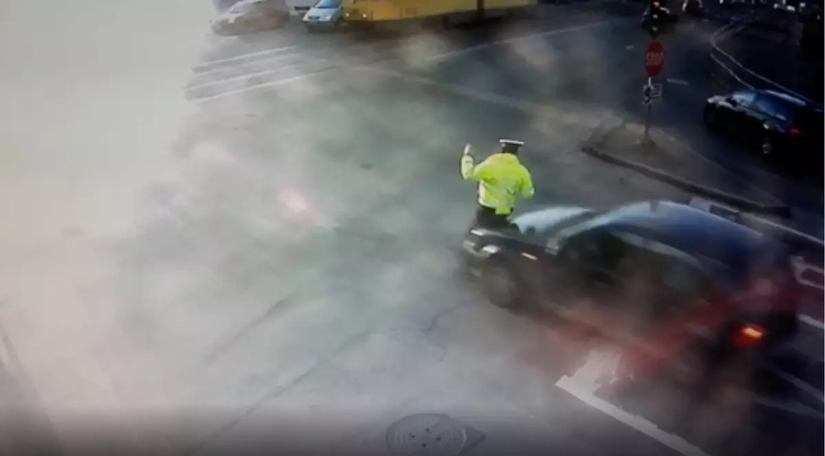 Polițist din Oradea, spulberat de o mașină, în timp ce dirija traficul