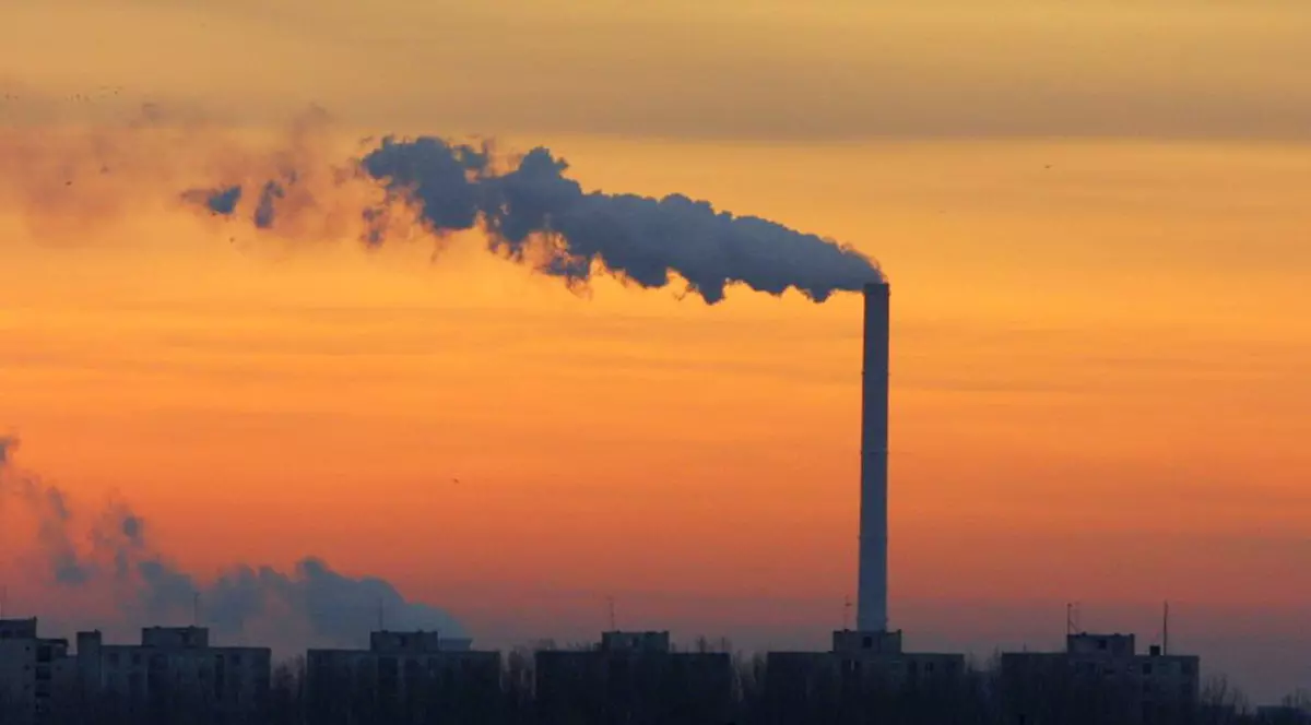 Sondaj: 83,6% dintre români consideră schimbările climatice reale, 62% vor să economisească energie pentru reducerea costurilor. Termocentrală poluând in zare