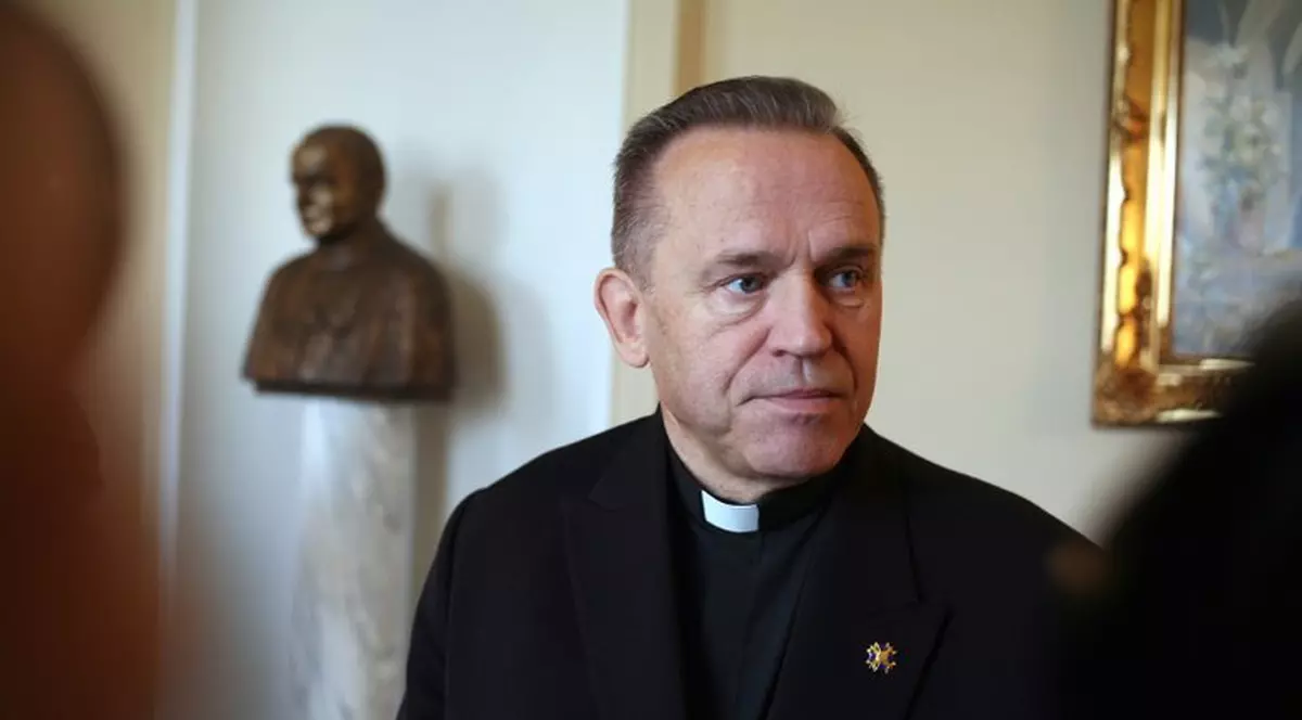 Statuia unui preot catolic acuzat de pedofilie, răsturnată în Polonia