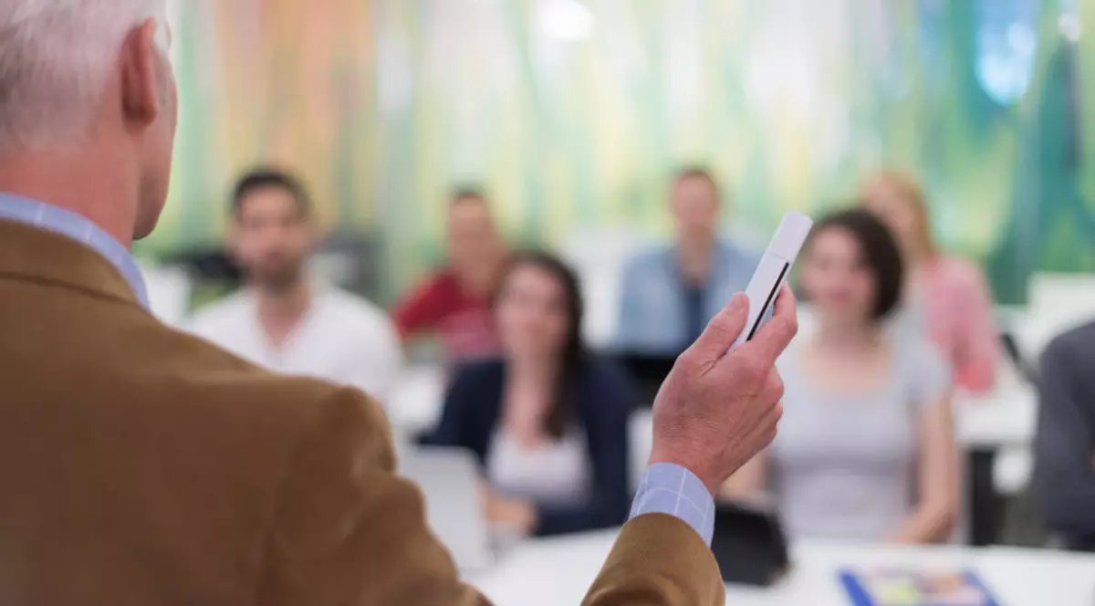 Pofesori în bănci (FOTO: EPA)