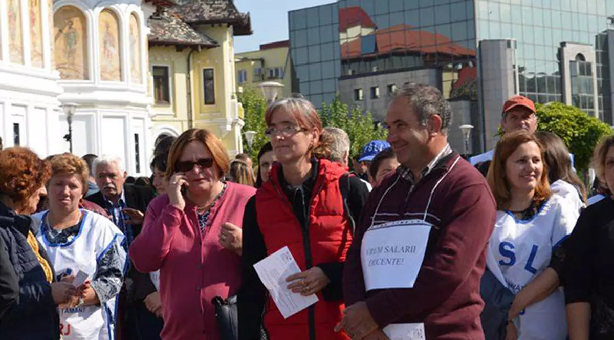 Profesorii au protestat în stradă, în Gorj. Cer plata sporurilor obținute în justiție și buget decent pentru educație