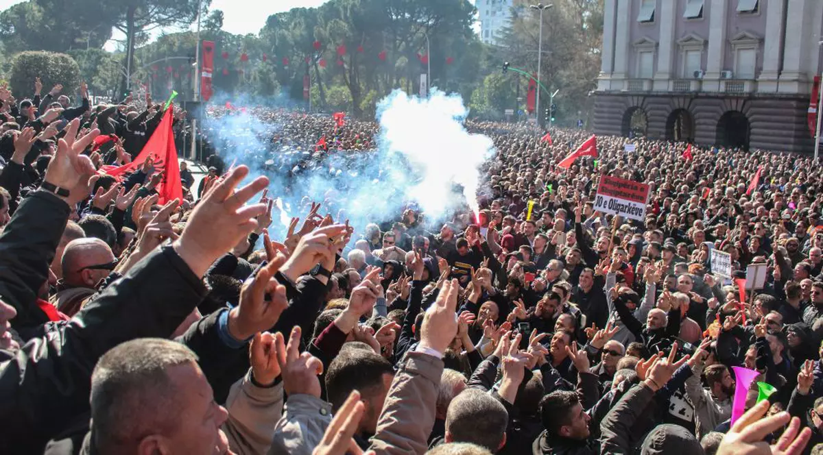 Protest în Albania, oprit cu gaze lacrimogene