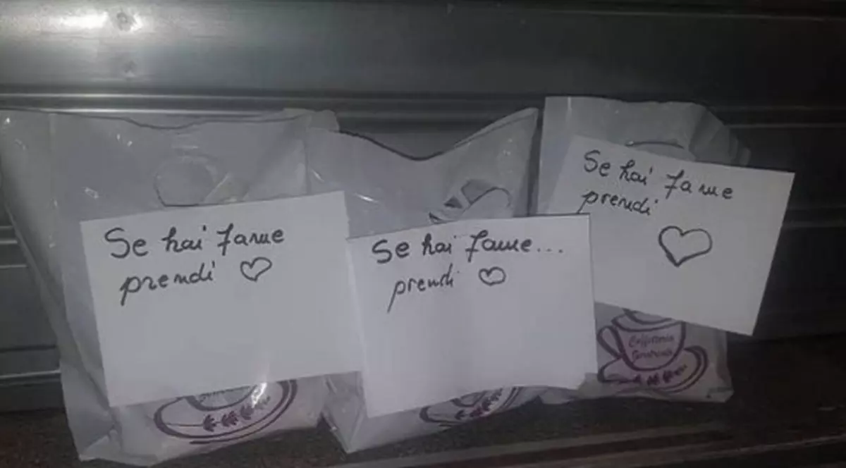 Mesajul afișat în magazinul unei românce din Italia: "Ia, dacă ți-e foame!"