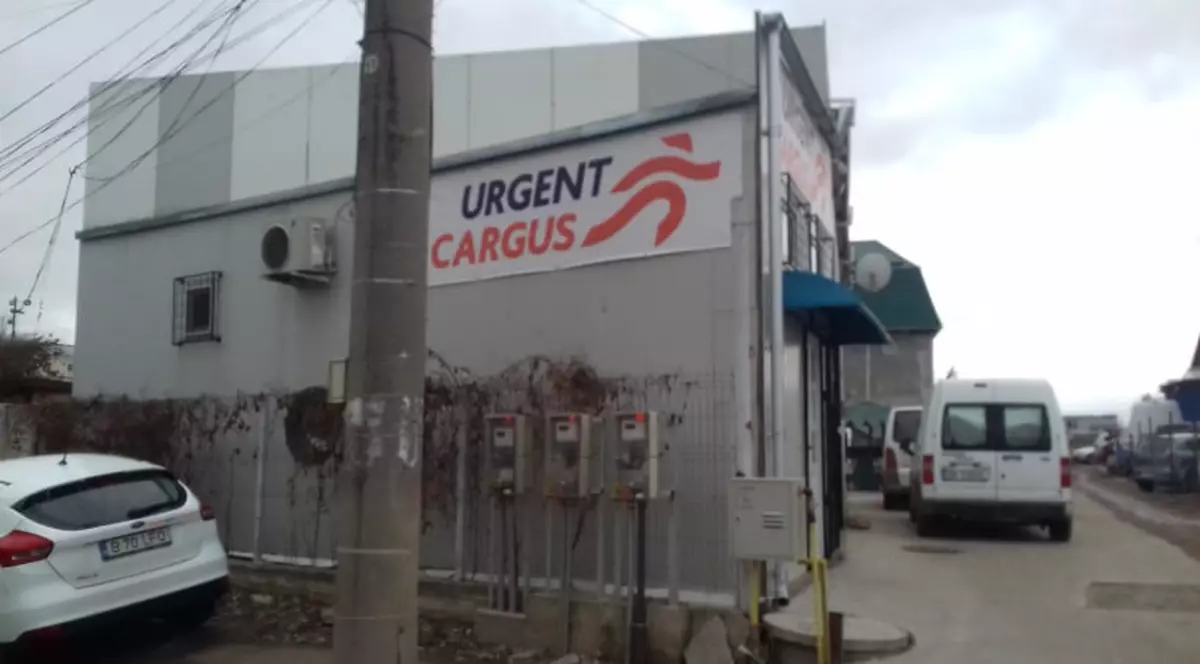 Jaf ca-n filme la Bârlad. Trei hoți mascați au plecat cu seiful în spate și sacii cu colete de la Cargus