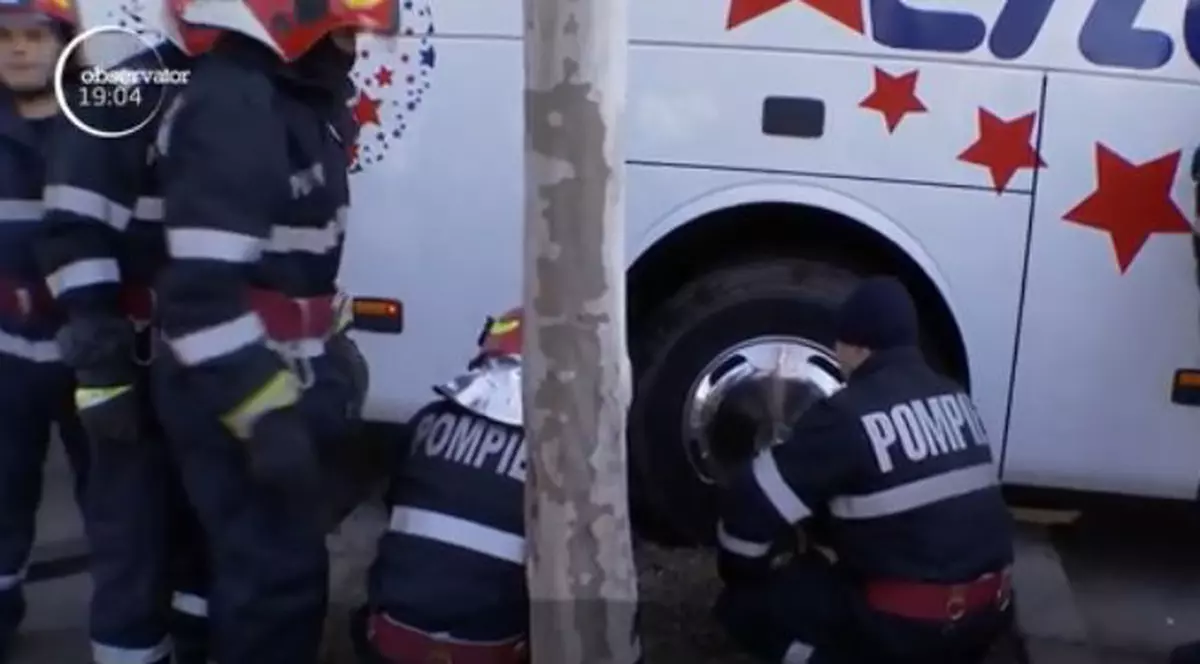 Cine e bărbatul care a rămas blocat sub un autocar în Capitală. Cum a reușit să ajungă acolo