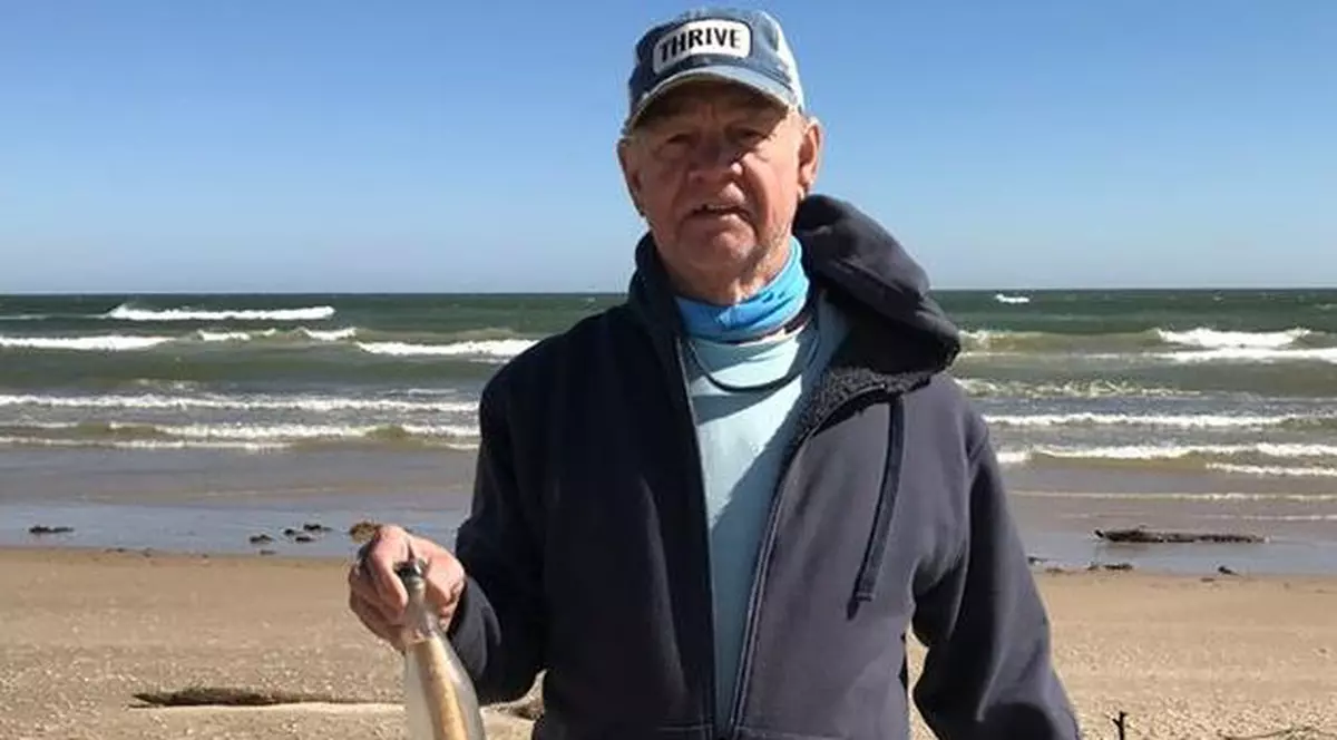 Un cuplu a găsit pe plajă o sticlă cu un mesaj vechi de 50 de ani. Ce scria pe bilet