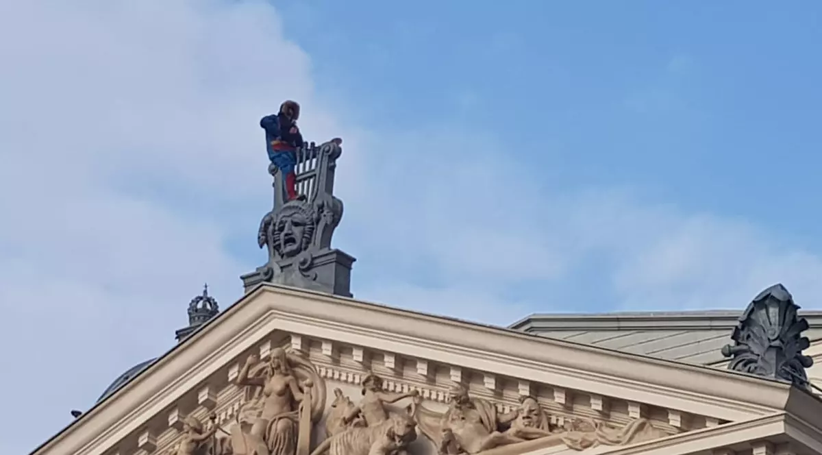 Un bărbat îmbrăcat în Superman amenință că se va arunca de pe acoperișul Teatrului Național din Iași