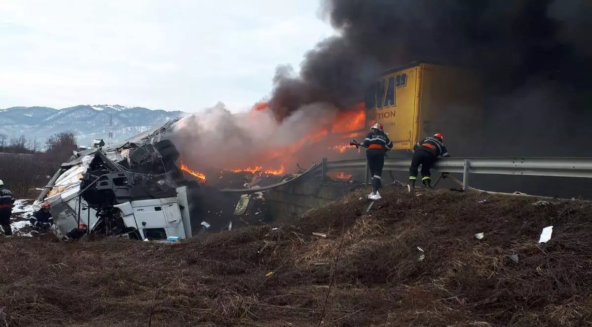 Momentul impactului dintre cele trei TIR-uri din Caraș-Severin, surprins cu o cameră de bord. Primul autotren a luat foc instant |VIDEO
