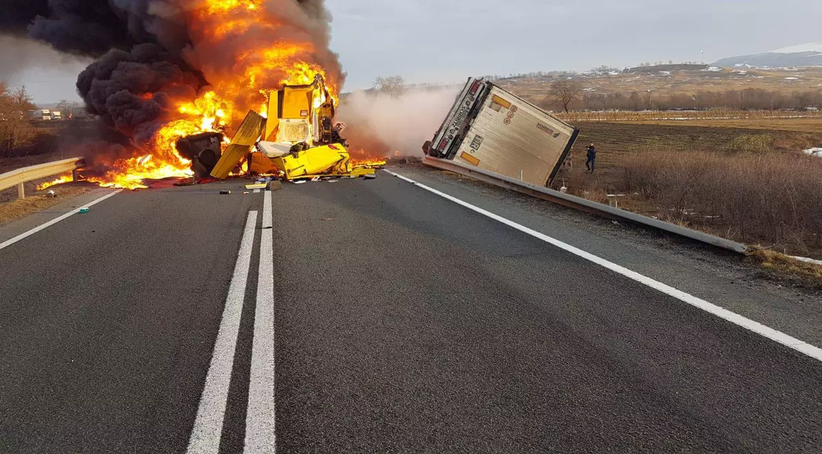 Două TIR-uri s-au ciocnit și au luat foc în Caraș-Severin. Șoferii au murit