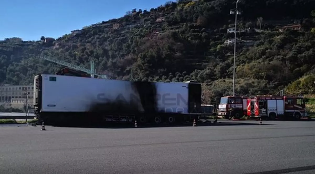 Un tir românesc a luat foc în Italia. Vehiculul transporta carne