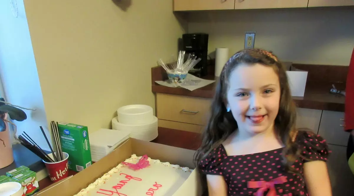 O fetiță de șase ani a contribuit la salvarea surorii ei de doi ani și a fost premiată pentru curajul său