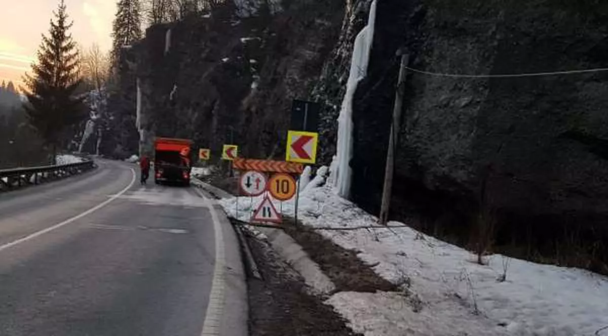 Pe un drum național din Mureș au căzut țurțuri de 10 metri. Gheața îngreunează traficul în zonă