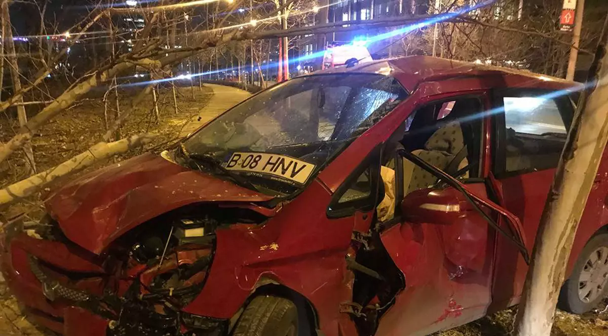 Accident teribil pe Calea Floreasca: a intrat cu viteză într-un copac și l-a rupt