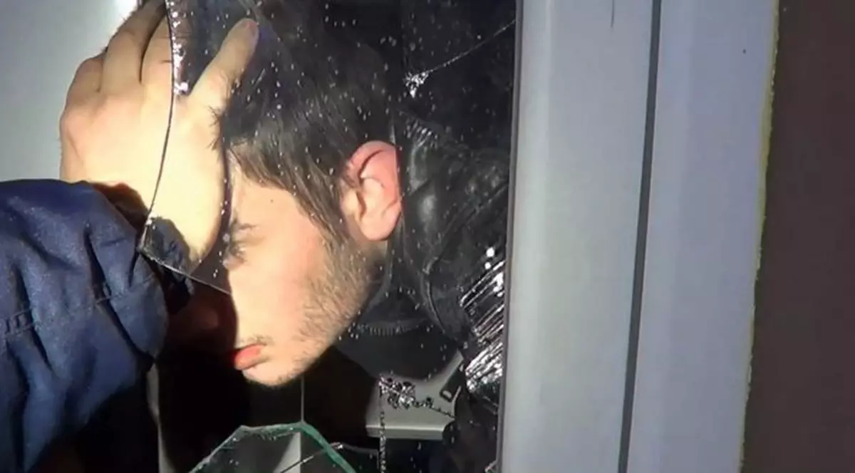 Un hoț a rămas cu capul prins în geamul unui magazin din Slatina