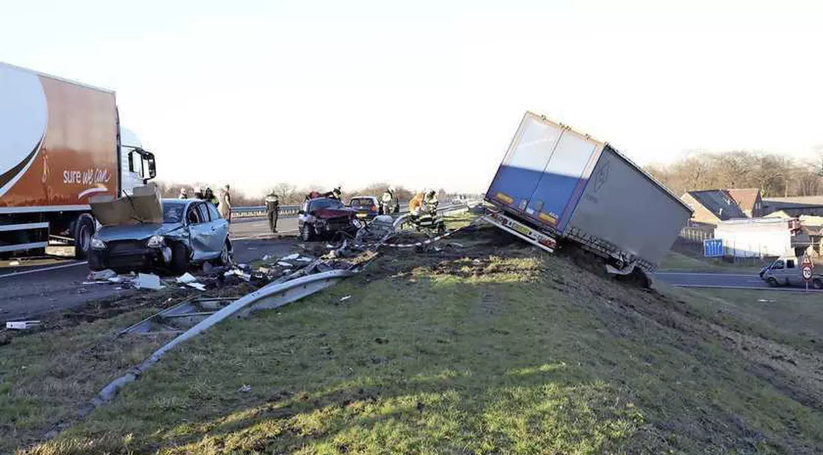 Un șofer român a intrat cu camionul într-o coloană de mașini în Olanda