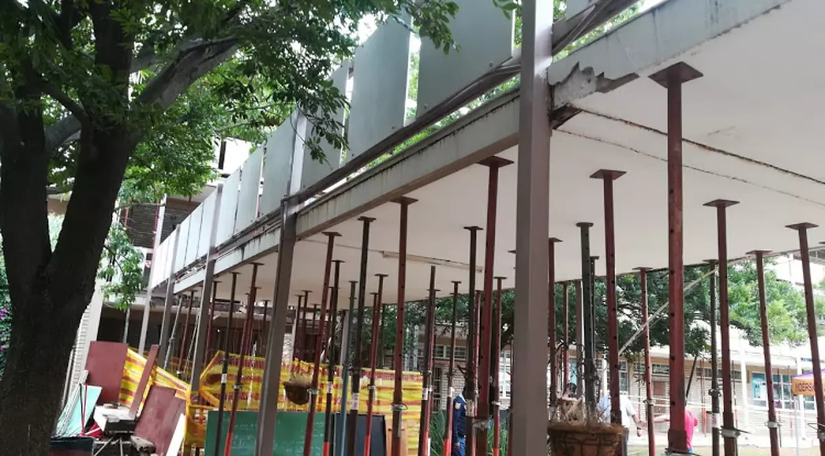 Trei elevi au murit la școală, după ce o pasarelă s-a prăbușit!