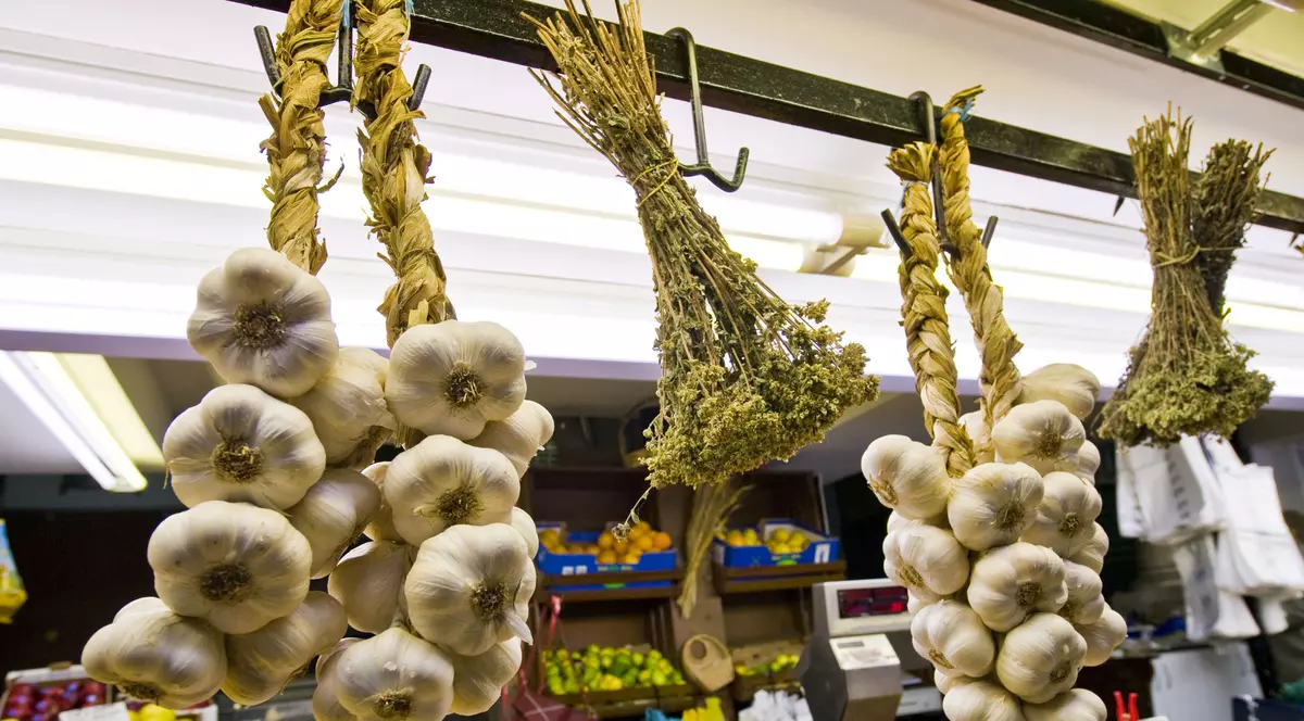 România, țara lui Dracula, va oferi subvenții pentru creșterea usturoiului. Funii de usturoi, agățate la piață