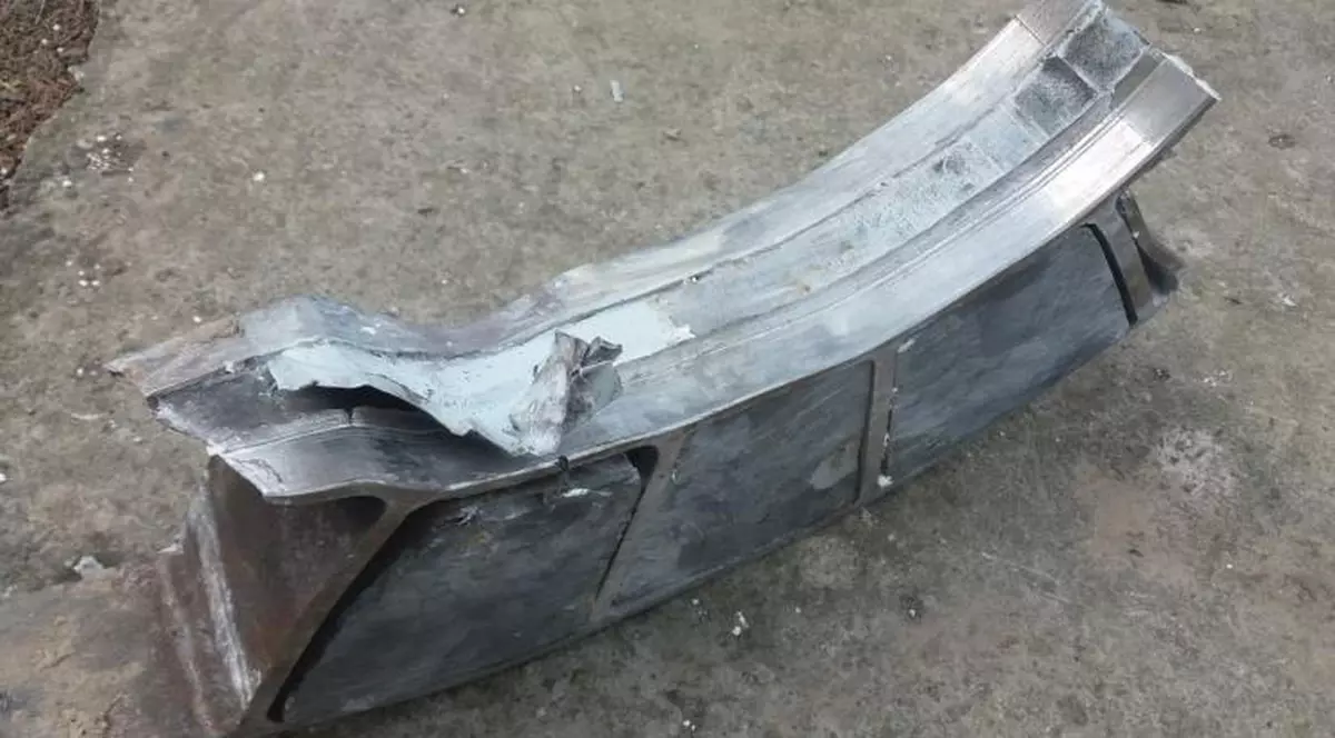 O bucată imensă de fier a căzut din cer și a distrus un balcon în Brăila. Cel mai probabil, obiectul s-a desprins de la un avion