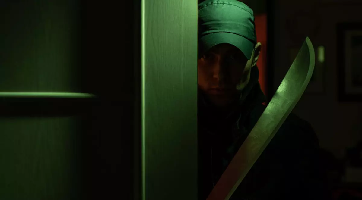 Un bărbat a ucis cu o macetă un "violator" după ce acesta a intrat în casă și i-a atacat soția gravidă