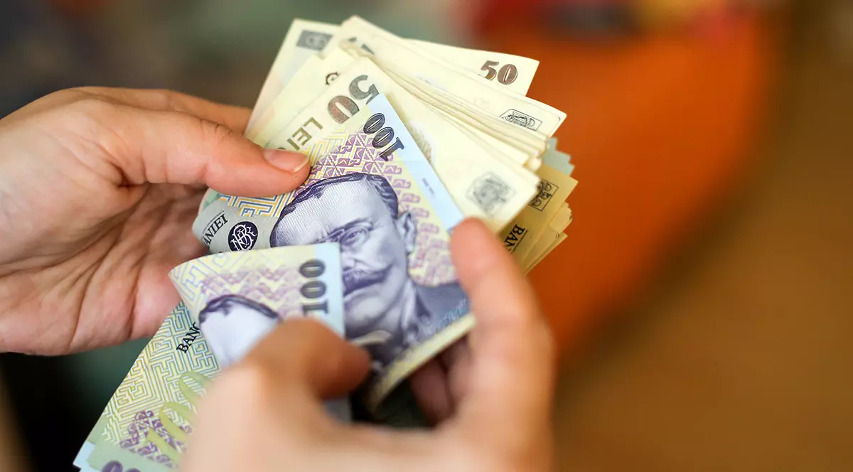 Leul românesc, cea mai slabă evoluție dintre monedele din Europa de Est și analiștii cred că va mai scădea