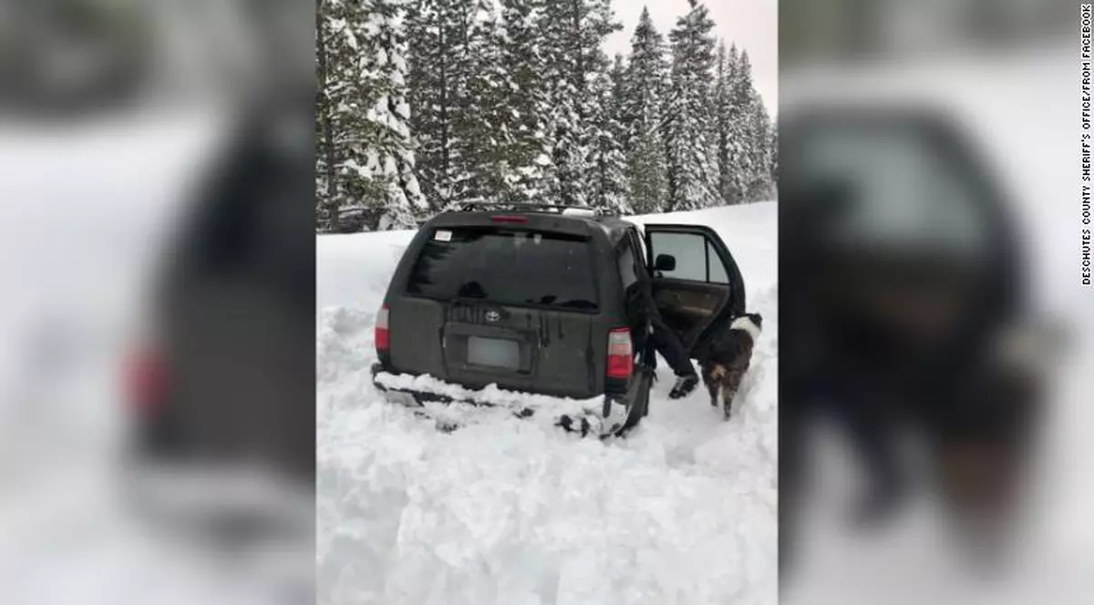 Un bărbat a stat înzăpezit în mașină timp de cinci zile și a supraviețuit miraculos cu singurul aliment pe care îl avea în vehicul. Cu același lucru și-a hrănit și câinele