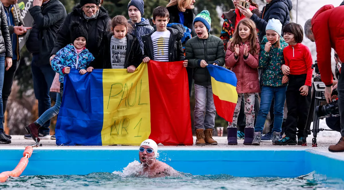 Paul e încurajat întotdeauna de copii cărora le e profesor de sport