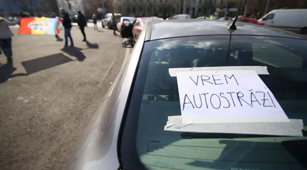 VIDEO/ Protest în fața Guvernului, în sprijinul campaniei „România vrea autostrăzi”